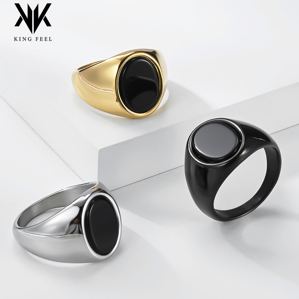 Minimalistischer Herrenring aus Titanstahl mit schwarzem Edelstein – anspruchsvolles, geometrisches Design im Streetstyle_voghion.com