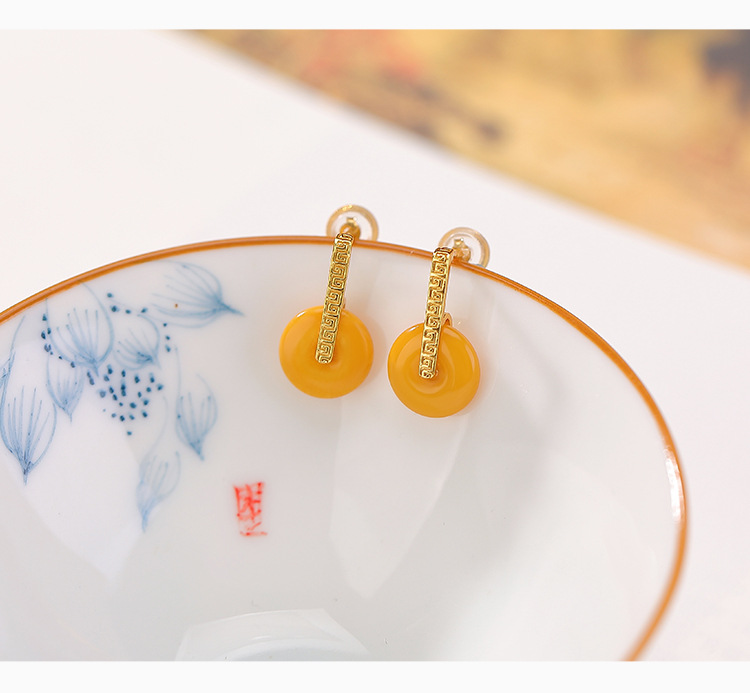 Bông tai bạc S925 mạ vàng họa tiết sáp ong phong cách Trung Hoa — một cặp chi tiết 3
