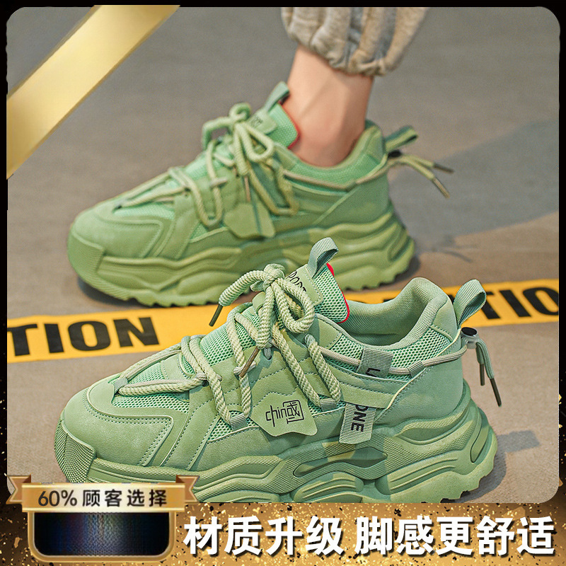 Zapatos de hombre de éxito en línea 2025 nuevos zapatos deportivos juveniles de otoño para correr casuales aumentados con suela gruesa zapatos de moda