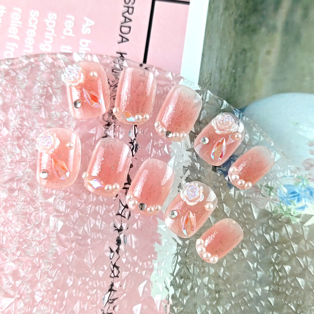 Verano nuevo estilo, lujo ligero, uñas de estilo puro, corazón de niña portátil, manicura blanca en polvo, 24 parches de uñas terminados