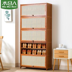 玄関の靴箱の高さの縦型の入戸箱の一体ドアの外の廊下は非常に狭い家庭用の靴棚でドアを持っている