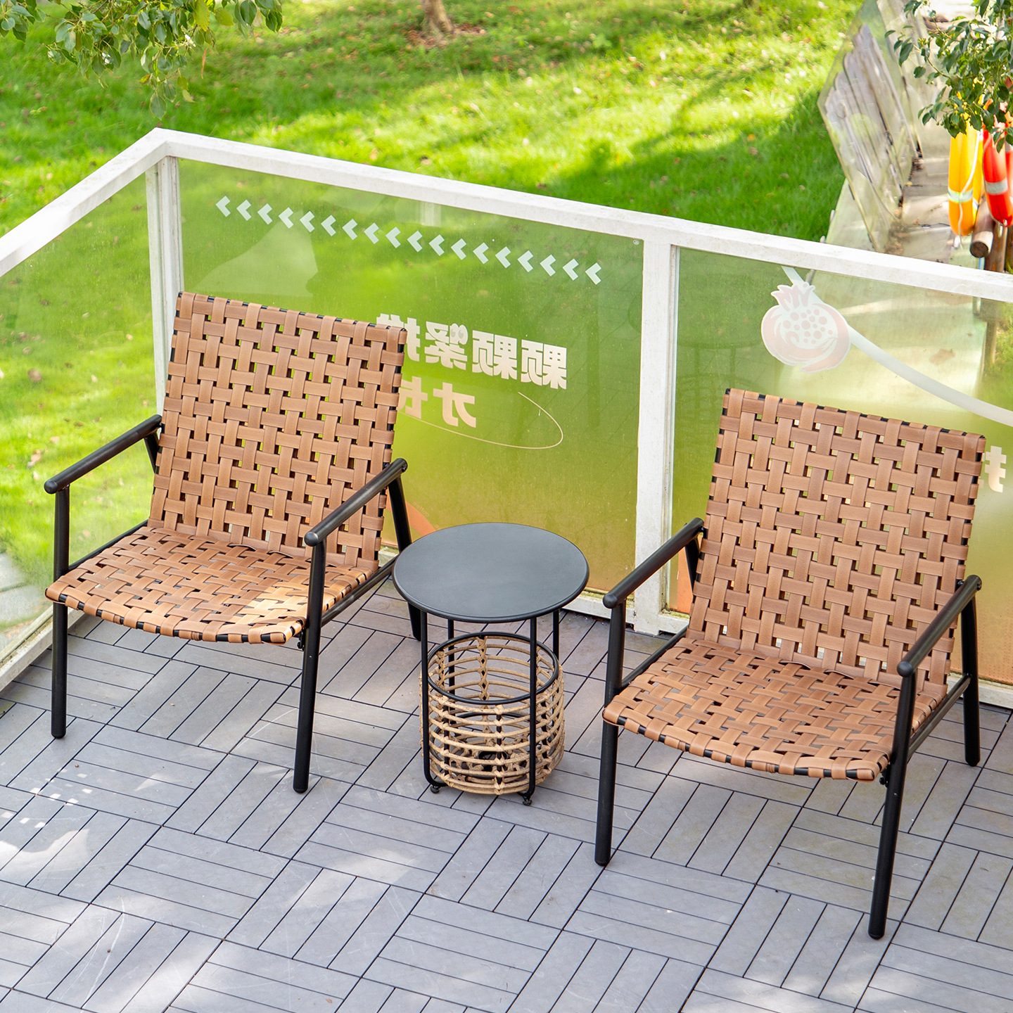 Mesas, sillas al aire libre, patio, sillas de ratán, tres juegos de mesas de té en el balcón, sillas de mesa de té, alojamiento residencial, sillas de apoyo de ratán, mesas de café de piel de silla de montar