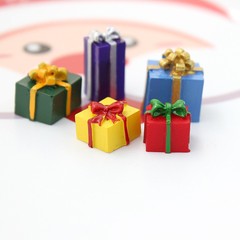 クリスマス樹脂冷蔵庫にクリスマスギフトボックスのカラーボックスの部品を貼ります。