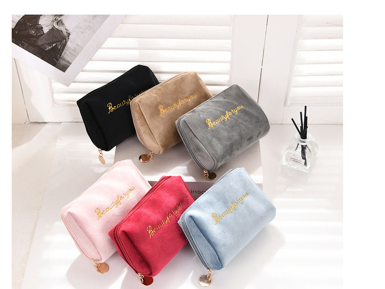 Women's Small All Seasons Polyester Flannel Solid Color Fashion Square Zipper Cosmetic Bag display picture 3