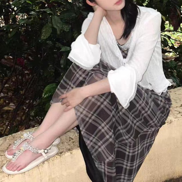 Huangyang Tiantian's Same Style White Lace Knitted Cardigan Sun Protection Top Plaid Suspender Dress Two-Piece Set