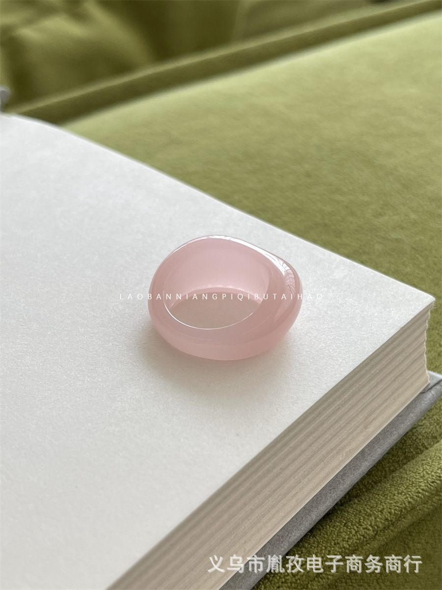 El pequeño blogero del libro rojo con el mismo anillo de resina en forma de tesoro único de nicho, anillo de viento frío para atraer riqueza