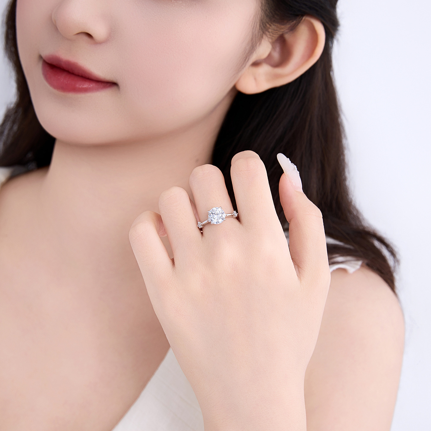 Xuping simple lujoso temperamento ligero anillo de compromiso incrustado con cuatro garras gemas artificiales japonesas y coreanas anillos de estilo al por mayor mujeres