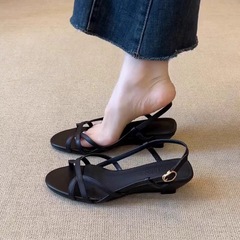 スポットモデル〜レトロなラウンドトゥ中空ニッチデザインオープントゥサンダル女性用ソフトソール通勤ウェッジヒールローマンサンダル