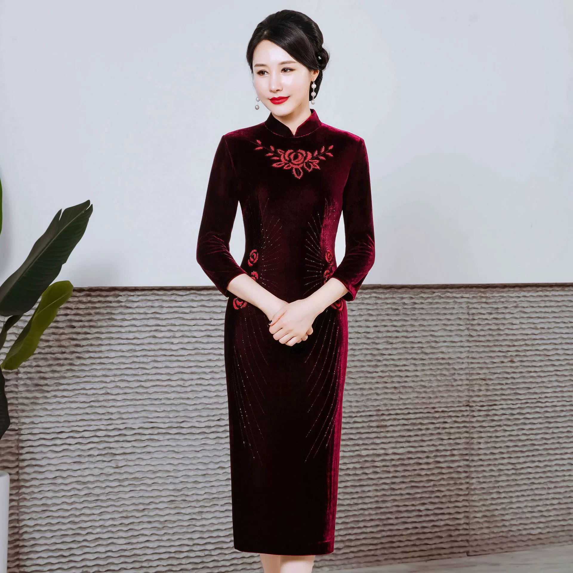 Шэньчжэньское высококачественное Брендовое платье для среднего и пожилого возраста, женское весенне-летнее бархатное улучшенное платье-Ципао для матери, цельная доставка