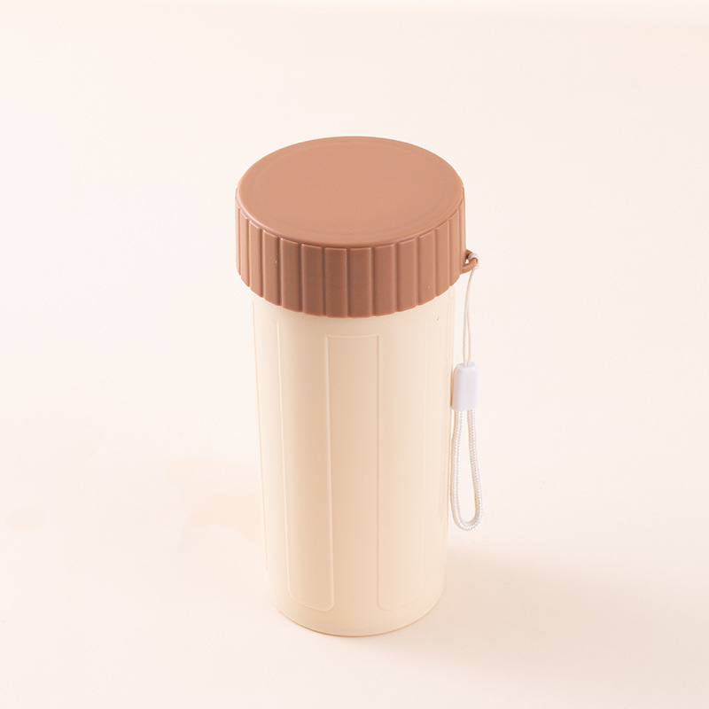 Taza de agua marrón