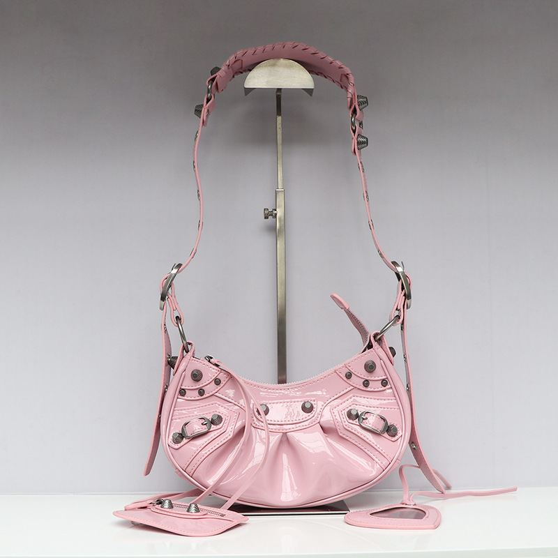 Bolso de locomotora de remache Le Cagole de alta calidad dulce y fresco chica caliente tres en uno bolso de media luna plisado de cuero bolso de axila