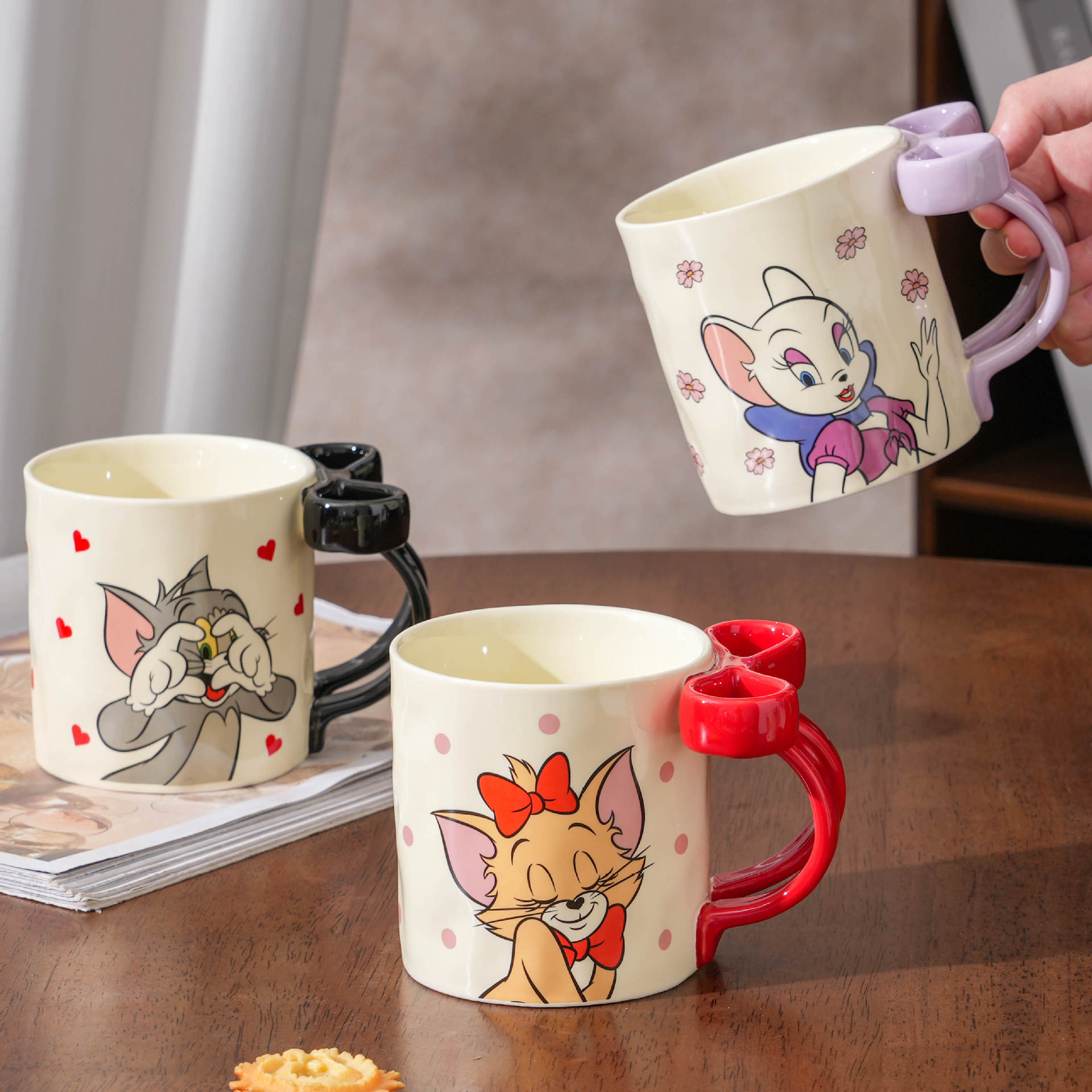 Gato y ratón tazas de marca de dibujos animados encantadores copas de agua tazas de cerámica domésticas tazas de café de oficina de alto valor facial