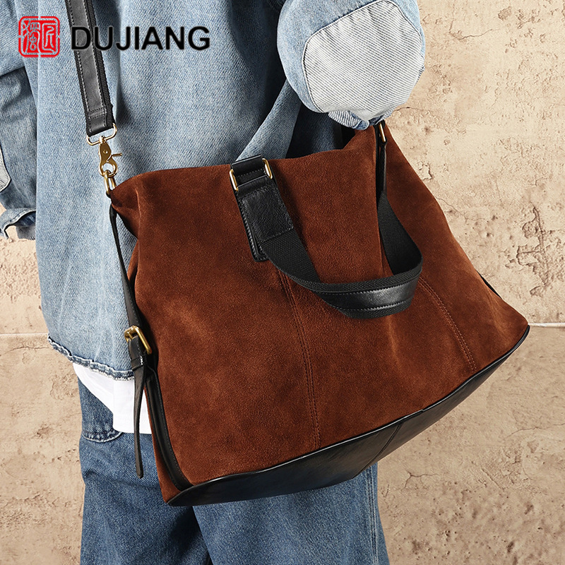 Capacious universal one-shoulder bag for leisure