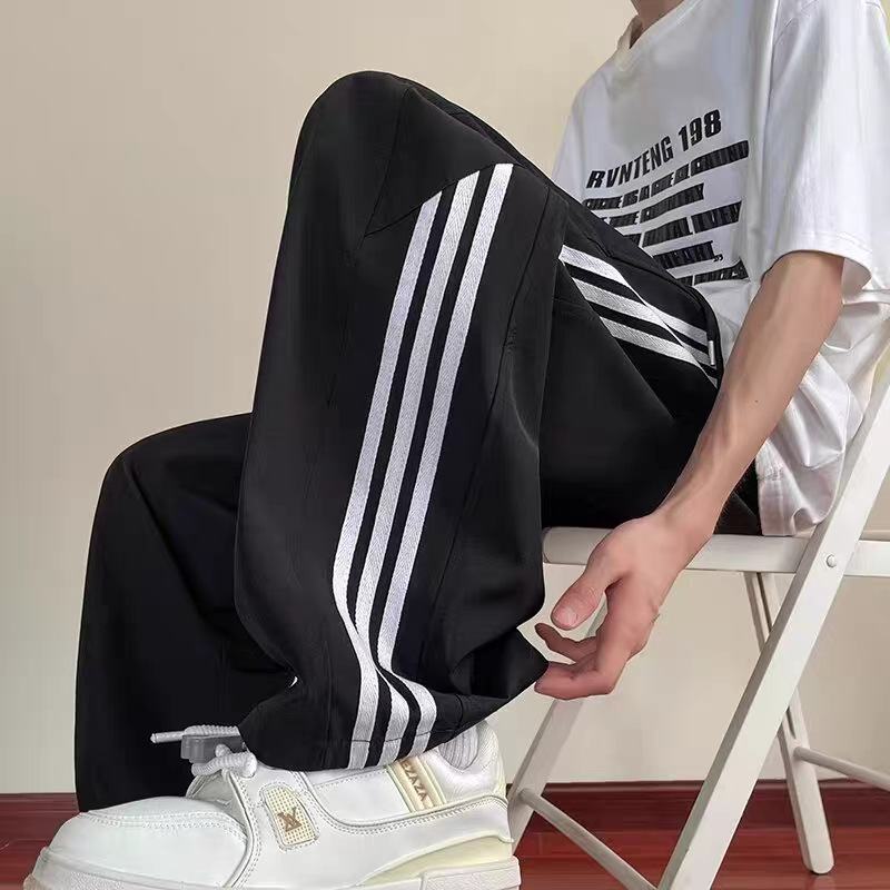 パンツを合わせた男性のゆったりとしたワイドパンツ春秋高級感のあるごろつきが格好いいカジュアルパンツのストレートパンツの新型ブームです。|undefined