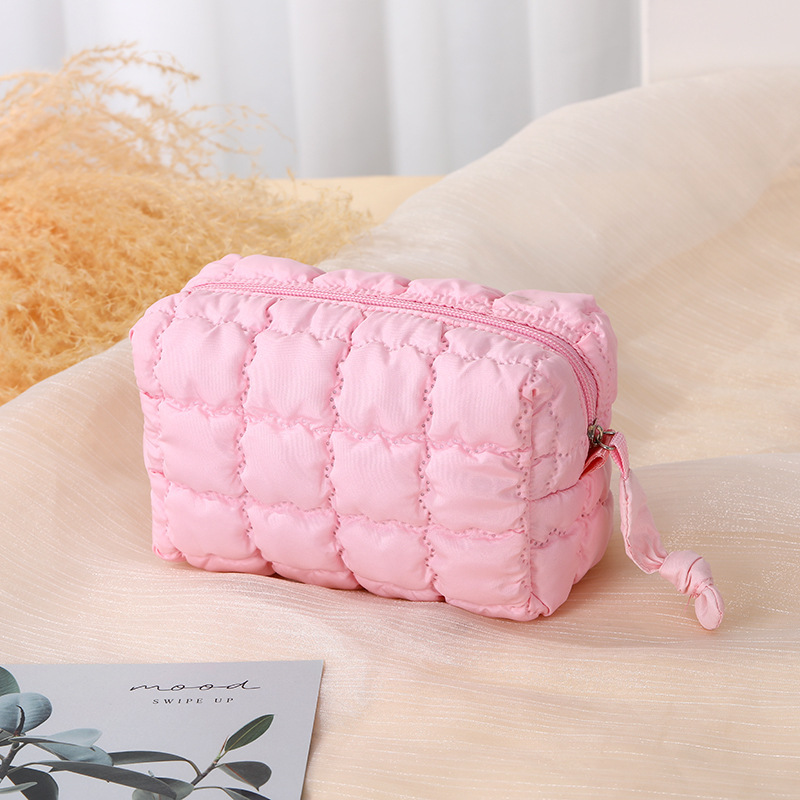 Nueva bolsa de cosméticos octogonal de otoño e invierno para mujer, bolsa de almacenamiento con relleno de plumón portátil portátil de alta gama