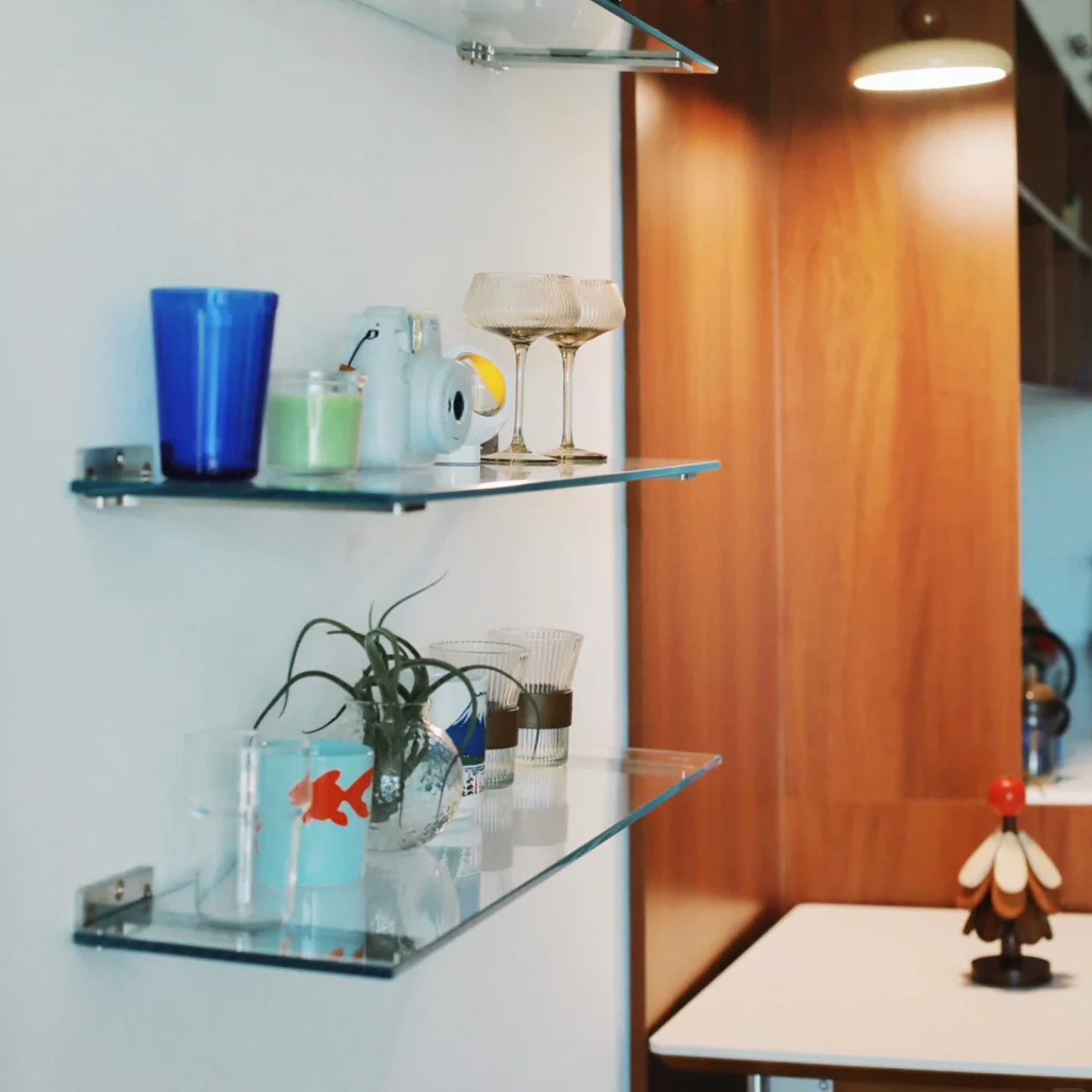 咖啡店上墙书架玻璃置物架墙装饰摆件手办展示架香水收纳杯架