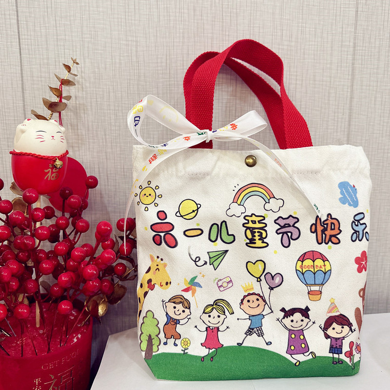 子供の日の幼稚園の子供の誕生日のプレゼント|undefined