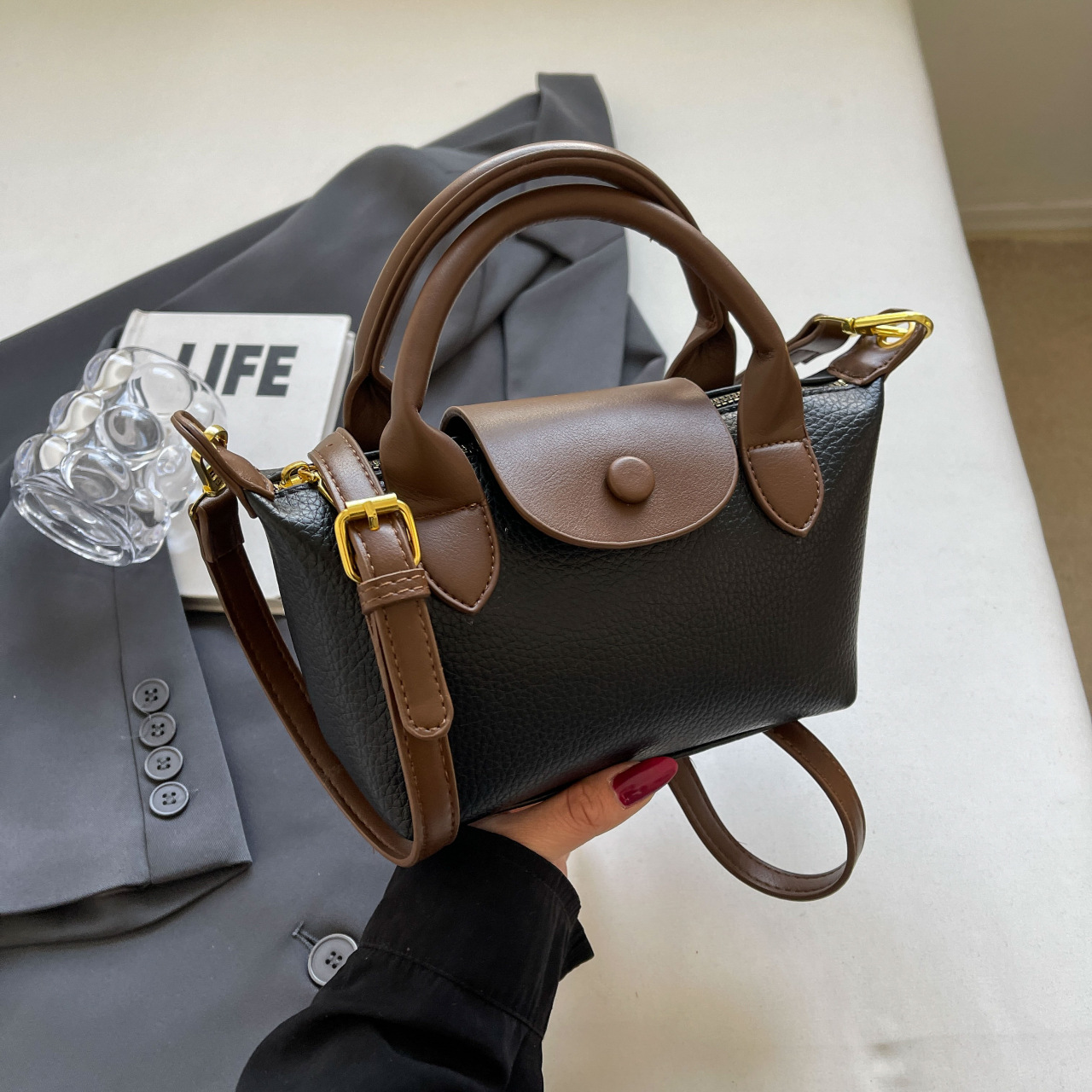 프랑스 만두 가방 2024 새로운 스티칭 드래곤 가방 컬러 대비 핸드백 대외 무역 원 숄더 하이 엔드 메신저 가방