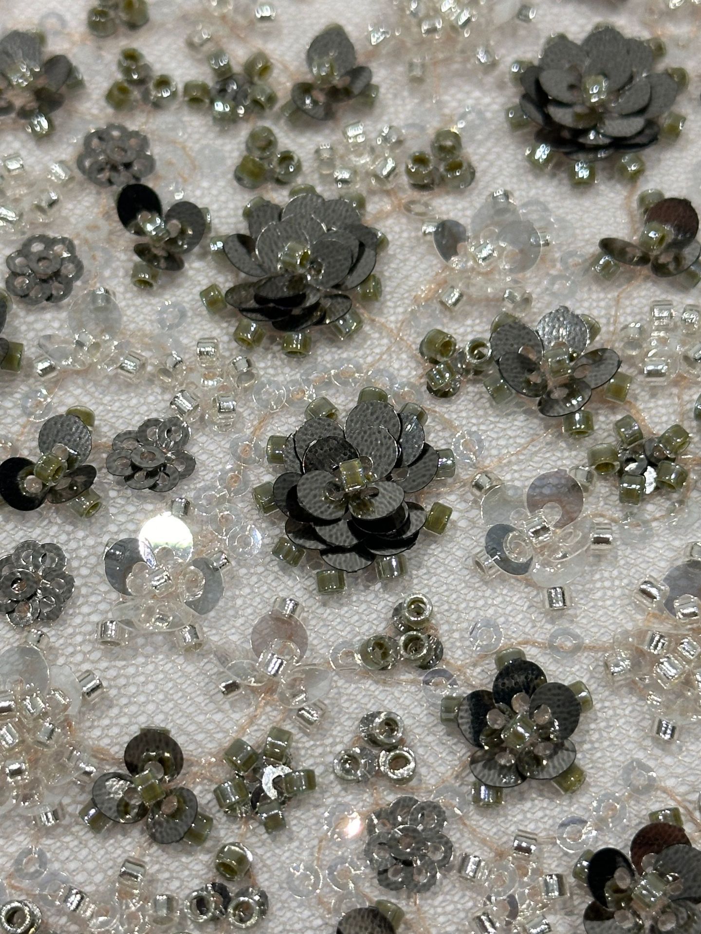Fábrica de stock de doble color sequinilla pequeña flor de ciruela cuentas bordada tela de encaje vestido de boda moda sequinilla tela bordada