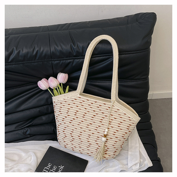 A trendy and stylish underarm bag for summer, a simple single-shoulder bag for women, and a fashionable, casual, and high-quality bag undefined