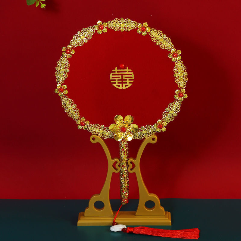 中国式の結婚式の秀禾の顔の団扇の震え音の赤い本の新婦の結婚する手は花の古風をささげて結婚します。|undefined