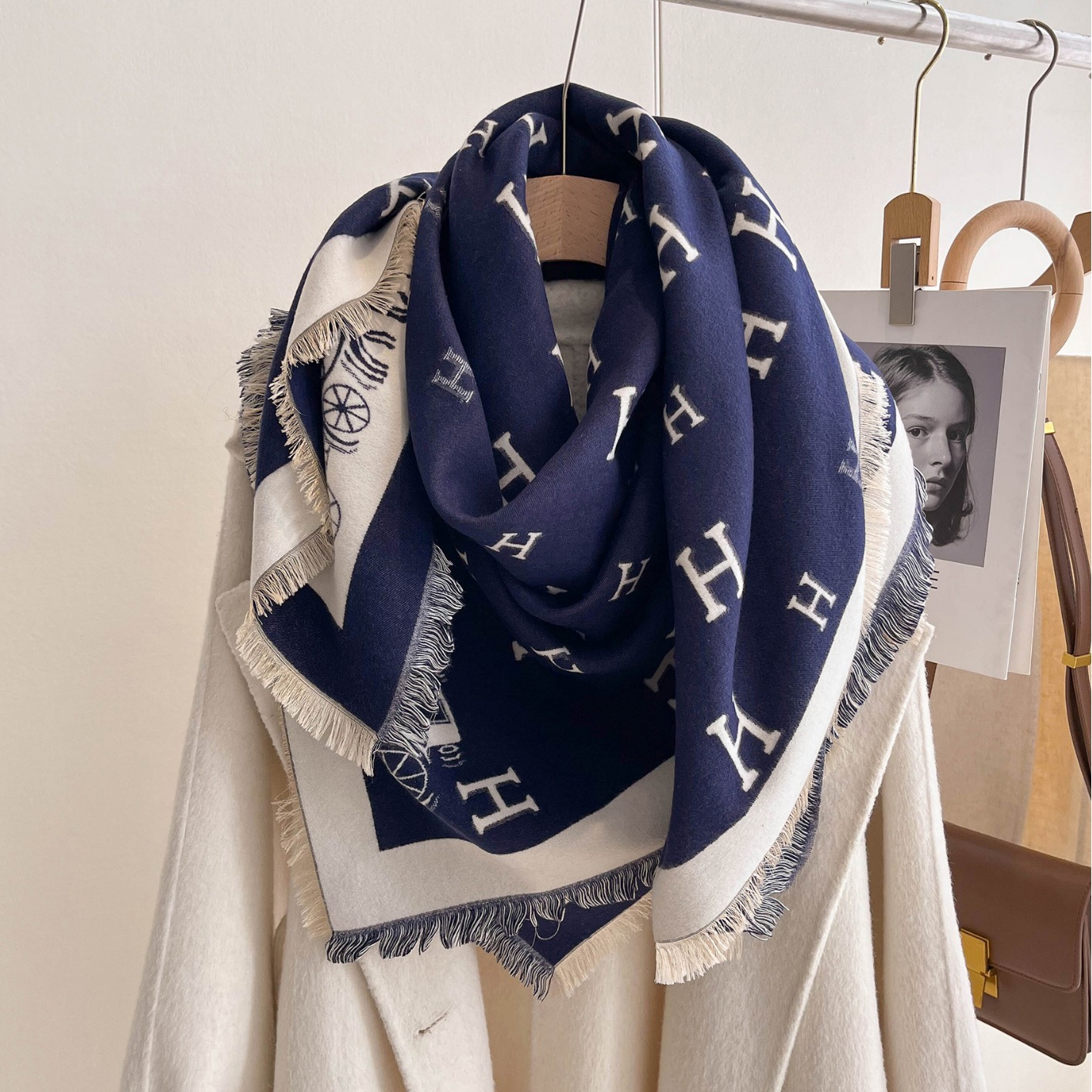 Moda de invierno universal bufandas cuadradas clásicas carruajes imitación bufandas de cachemira de doble cara calentamiento grueso doble uso capa de hombro para mujeres