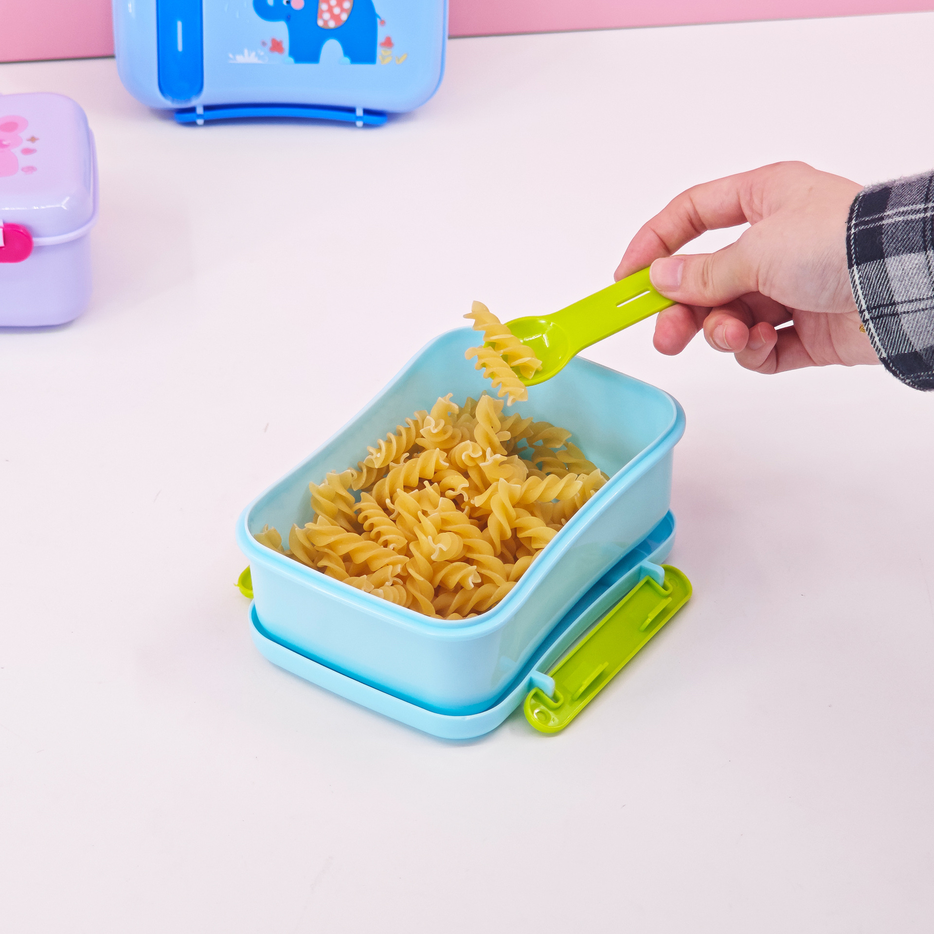 Ventas calientes de dibujos animados de plástico caja de almuerzo para niños estilo japonés lindo caja de almuerzo portátil con cubiertos calentamiento de microondas caja de almuerzo