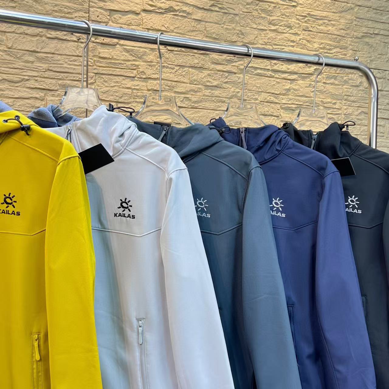 Veste softshell à capuche brodée kaila pour couple extérieur_voghion.com