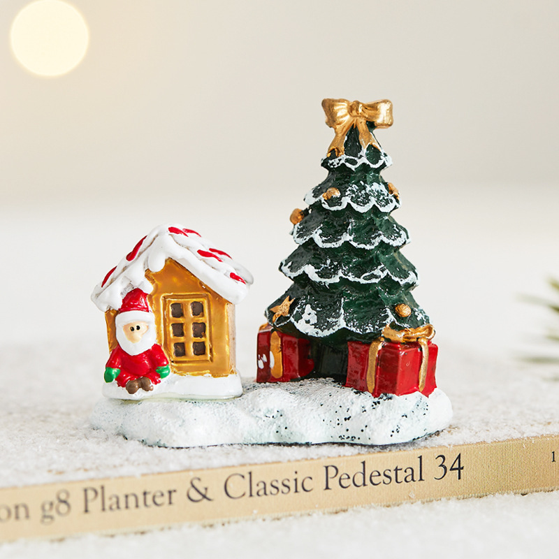 クリスマスの新しいクリスマスツリーの小さなシーン雪の家の部屋の装飾ホテルのデパートのショーウインドーの祝日の装飾|undefined