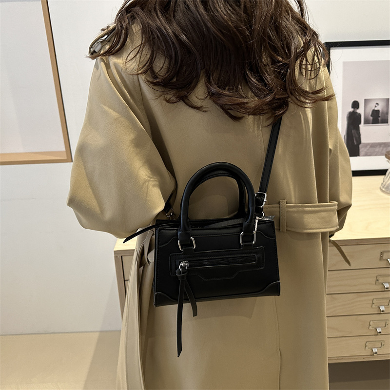 패션 핸드백 2024 새로운 한국 유행 예술적 작은 광장 가방 간단한 유행 어깨 가방 캐주얼 크로스 바디 백