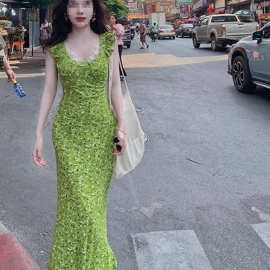 设计绿色碎花U字领蕾丝拼接撞色吊带连衣裙女夏包臀显白高腰长裙
