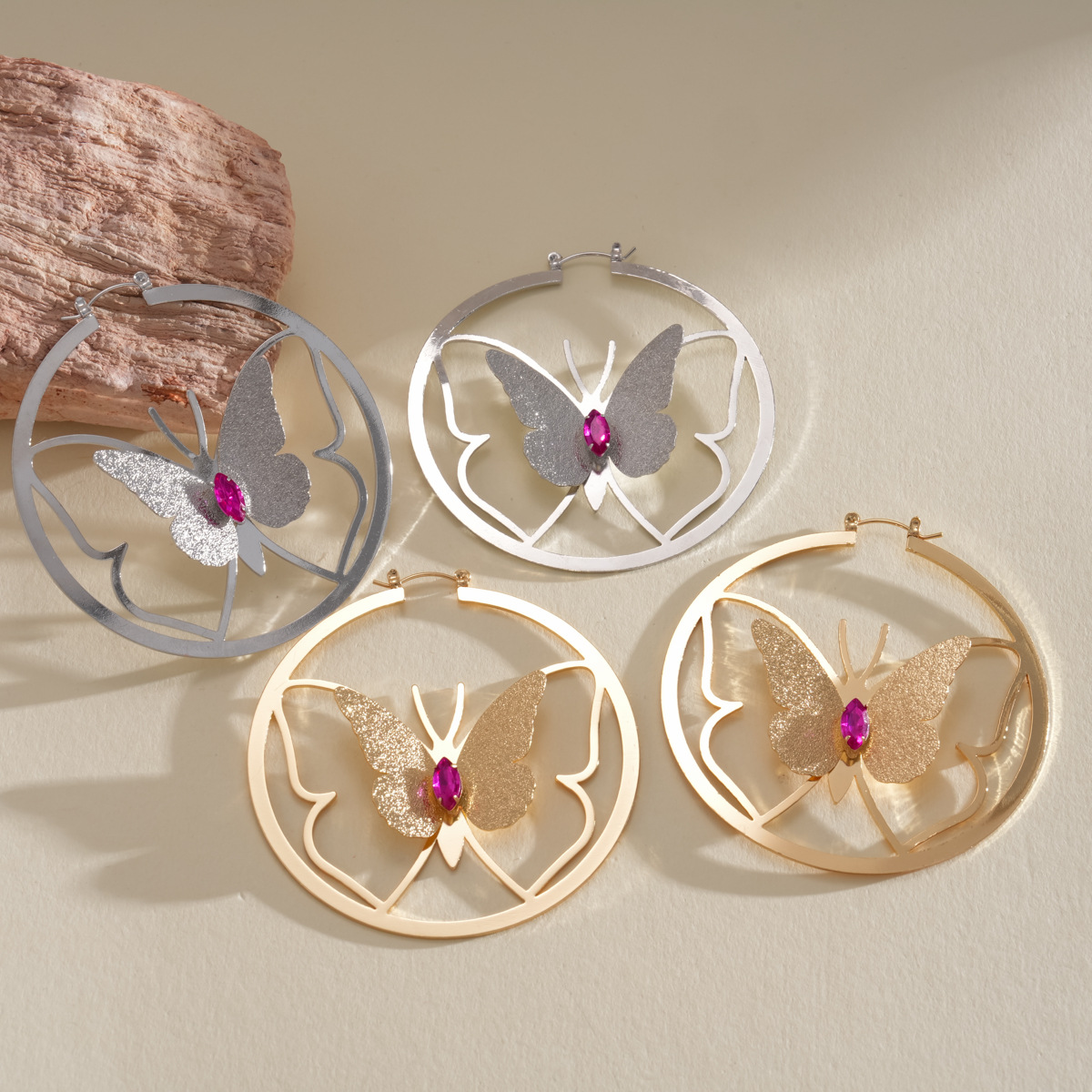 Europa y los Estados Unidos transfronterizos diamantes redondos huecos mariposa personalidad nicho exagerado pendientes ligeros de lujo alta sensación de pendientes para mujeres
