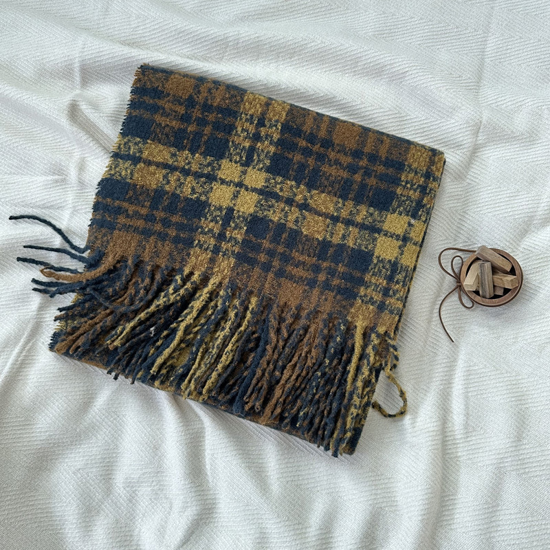 Retro-Design mit totem Blattpulver-Imitat-Kaschmirschal für Damen im Winterambiente mit warmem Lätzchen und großem Schal_voghion.com