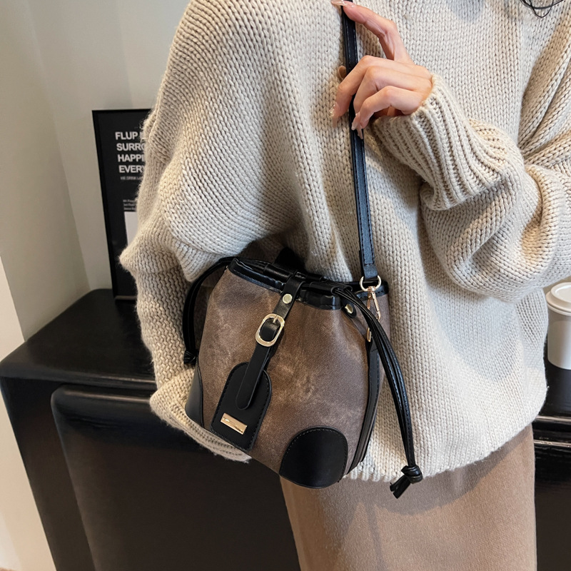 Otoño e Invierno simple bolsa de todo fósforo para las mujeres 2023 nueva moda contraste color cubo bolsa nicho de alto grado sentimiento Tong Qin hombro bolsa
