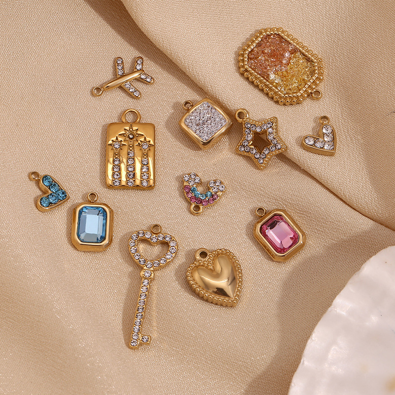 European and American Niche Mini Simple Jewelry Accessories Stainless Steel Plated 14K Gold Micro Set Color Diamond Heart-shaped Geometric Pendant for Women European and American Niche Mini Simple Jewelry Accessories Stainless Steel Plated 14K Gold Micro Set Color Diamond Heart-shaped Geometric Pendant for Women