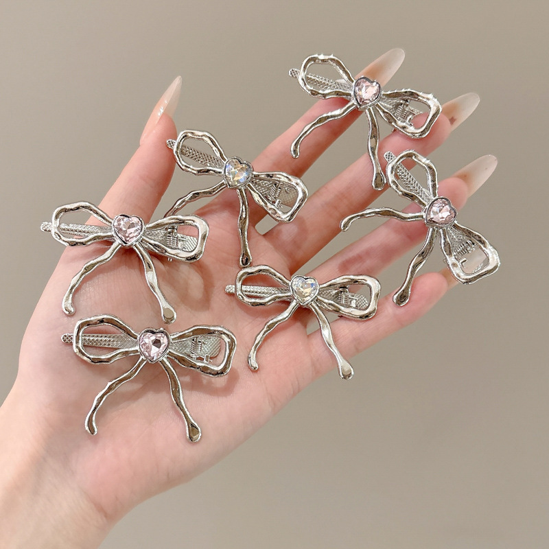 Arco de diamante de alta sensación de amor clips para el cabello dulce cool girl plateado clip de boca de pato lateral clip de cabello frisa clips adornamiento para el cabello