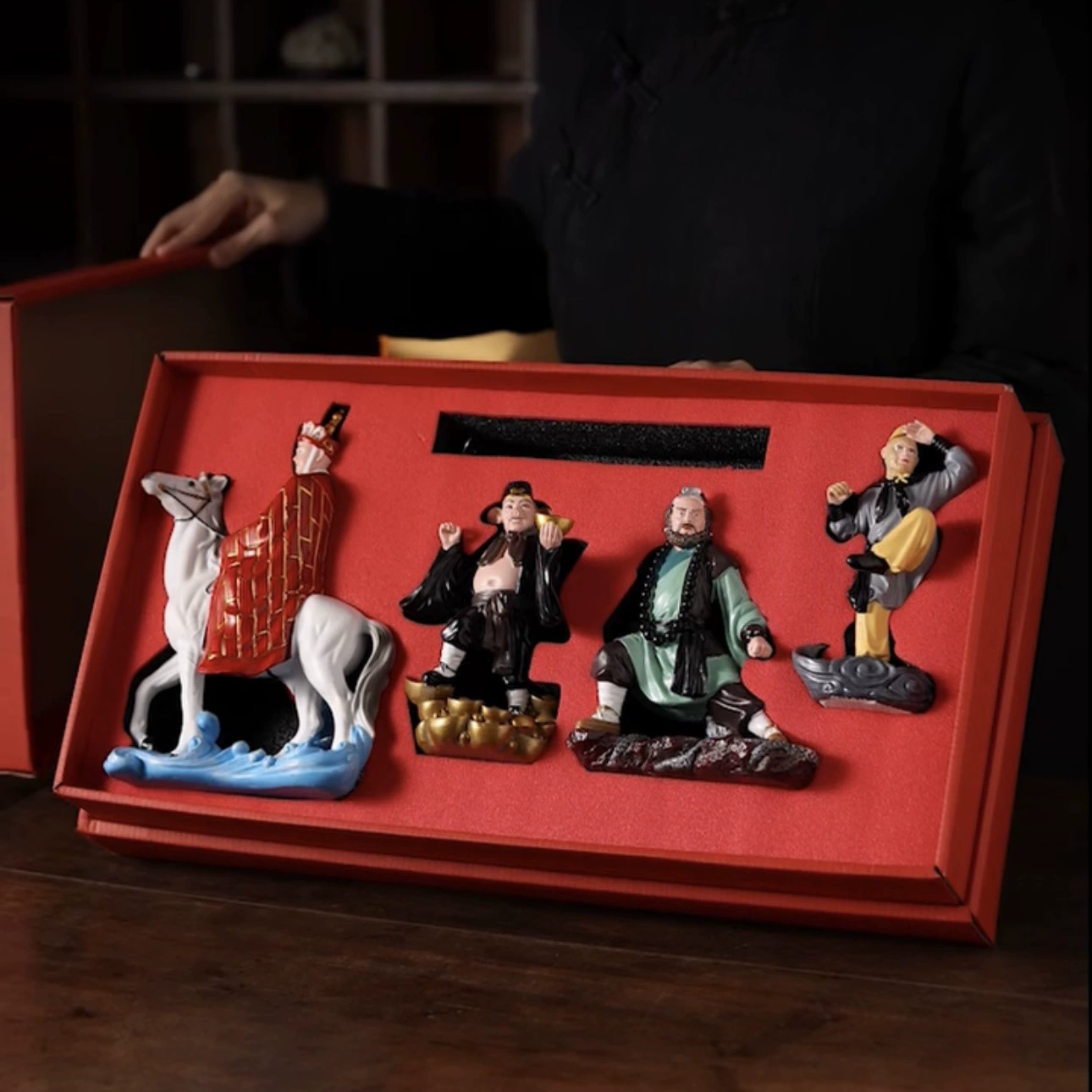 Путешествие на Запад Мастер и Ученик из четырех человек, украшенные смолой