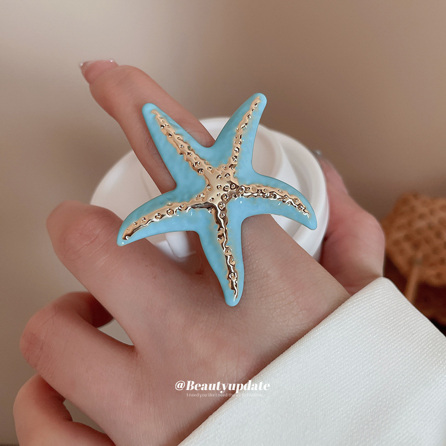 Bague pour femme, style bohème chic, ornée d'une étoile de mer plissée et d'un motif goutte d'huile, à l'index. Un bijou raffiné et sophistiqué._voghion.com