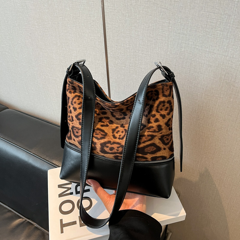 Otoño y invierno bolso de mujer 2025 nuevo retro bolso de cuero de seda empalmado bolso de cubo de agua de viaje universal mochila de hombro