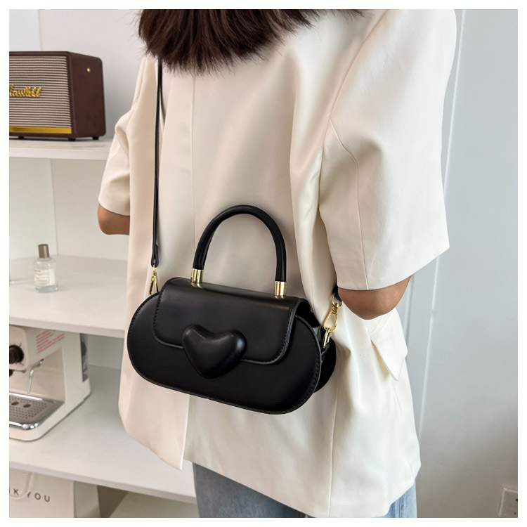 Women's Pu Leather Solid Color Elegant Fashion Soft Surface Square Magnetic Buckle Crossbody Bag Saddle Bag display picture 6
