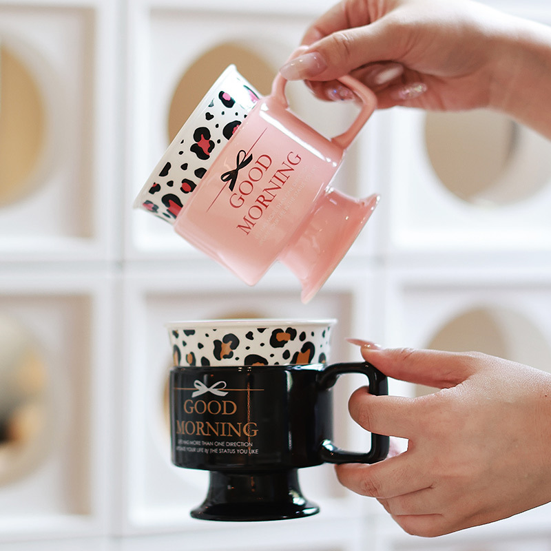Taza de cerámica floral pequeña retro Taza de lujo ligera de estilo europeo Taza de café de oficina de alto valor Taza de desayuno