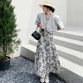 实拍2025法式碎花吊带连衣裙套装女夏设计感坎肩宽肩带长裙两件套