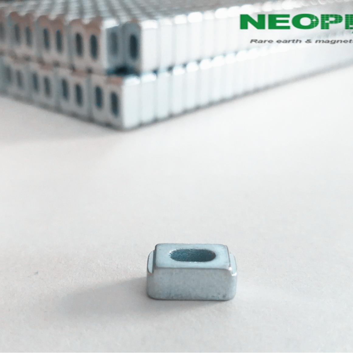 厂家供应异形数据线磁铁强磁方孔磨阶梯磁铁跑道方孔保健磁铁N35