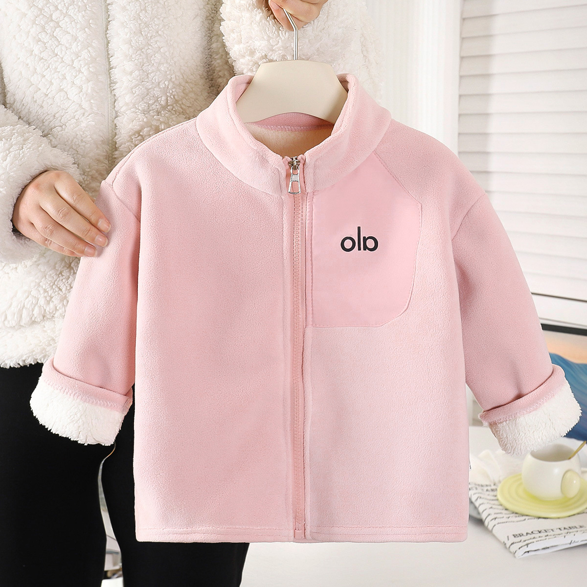 Niños agitando el nuevo abrigo de invierno 2025, chaqueta de cuello de estilo extranjero para niños y niñas con ropa infantil de terciopelo universal