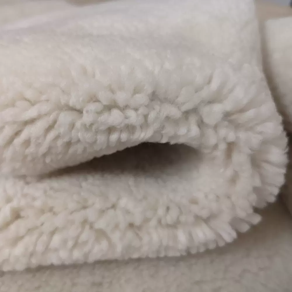 2025秋冬款羊皮原料西班牙美丽奴皮毛一体羊羔皮自然卷服装毛领皮