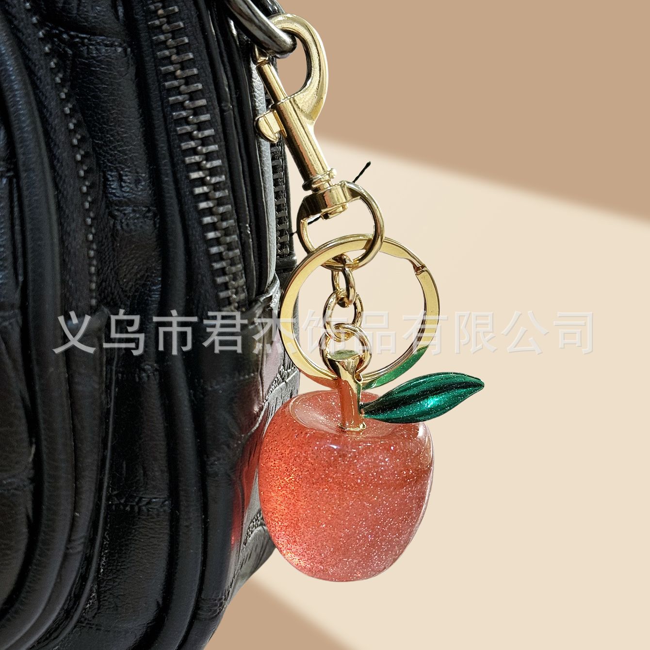 さくらんぼのキーホルダーアクセサリーのバッグのストラップがおしゃれで美しい水晶樹脂車センチ車のキーホルダーの女性