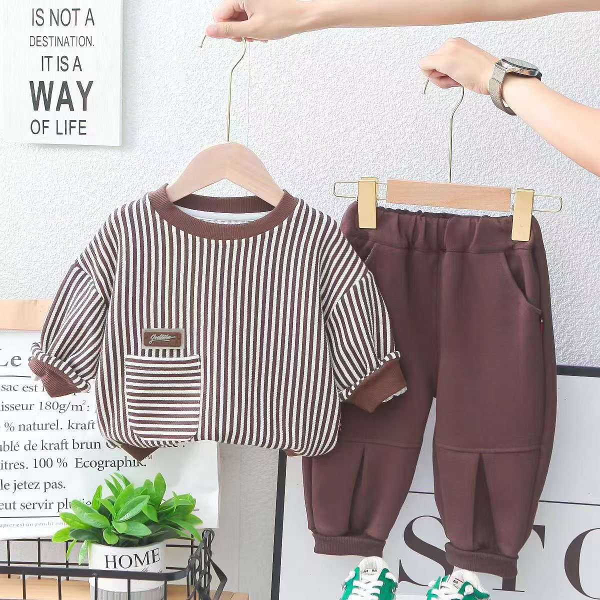 Nueva ropa infantil de otoño ropa a rayas para niños dos piezas guapo conjunto de estilo extranjero ropa de bebé primavera y otoño moda