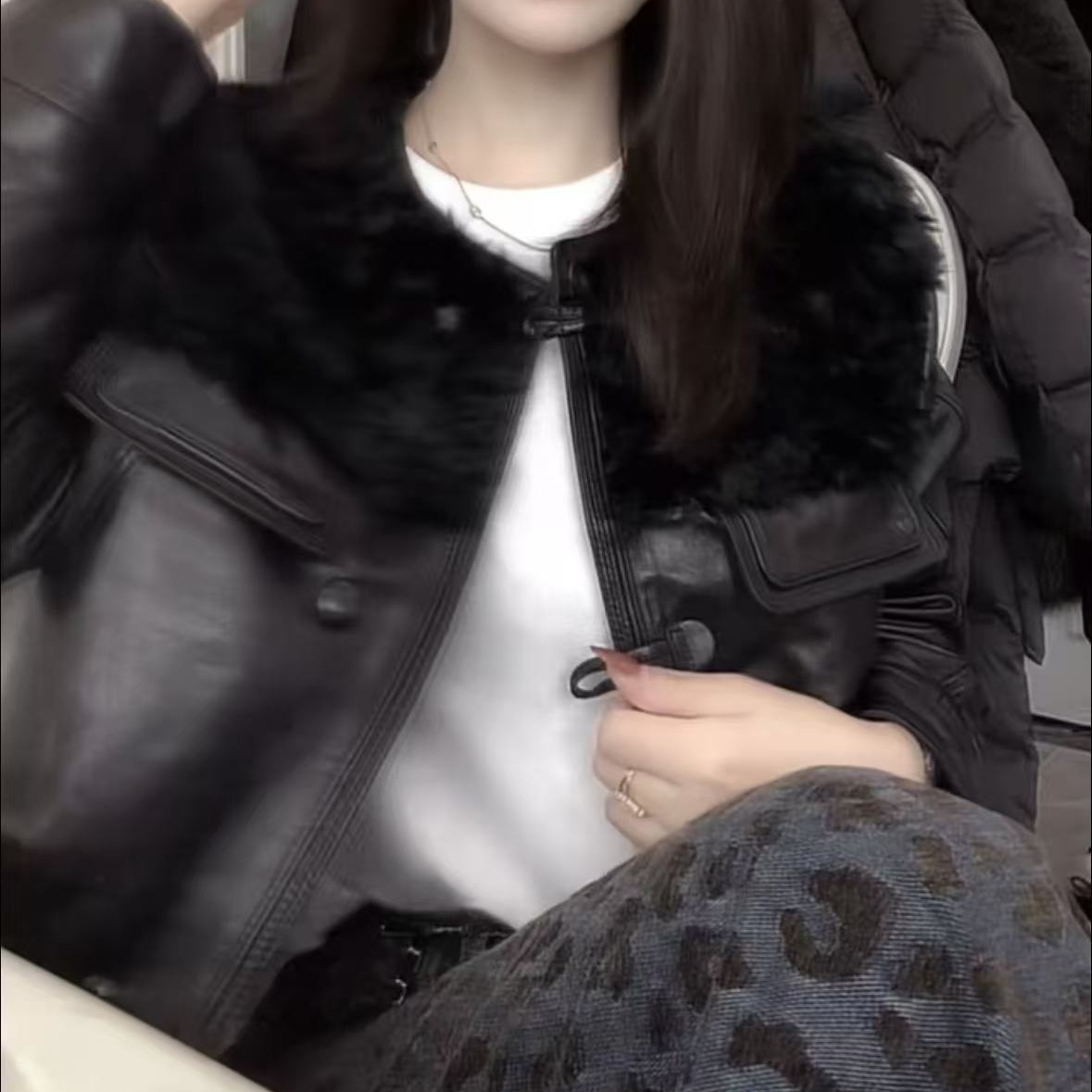 25131 Jieyu Xiu 2025 Winter New Fashion Fur Stitching Round Neck Oil Wax Protein Leather Short Jacket for Women