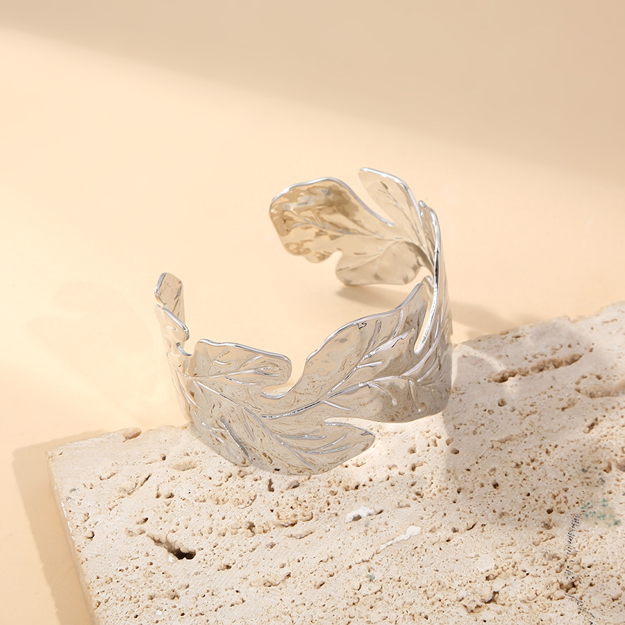 Pulsera de estilo de hoja grande de estilo caliente de Amazon, lujo ligero, sentido de alta gama, hoja exagerada, pulsera de cobre para mujer, apertura al por mayor