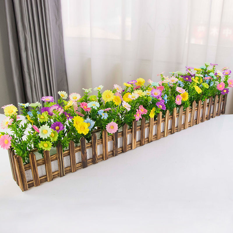 柵のプラスチックの造花のシミュレーションの花の客間の壁の角の陽の窓の台は仕切りを切って装飾の緑の植栽を遮って鉢植えの植木鉢を飾ります。|undefined